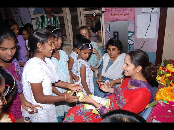  రెయిన్ బో అనాధ ఆశ్రమంలో సానియా