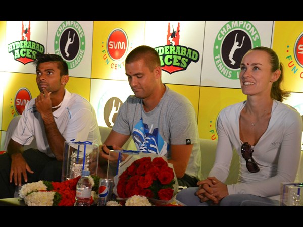  సుజనా మాల్‌లో హైదరాబాద్ ఏసెస్ జట్టు 