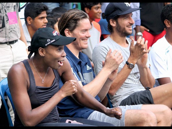 బెంగుళూరులో అభిమానులతో వీనస్ సరదా కబుర్లు