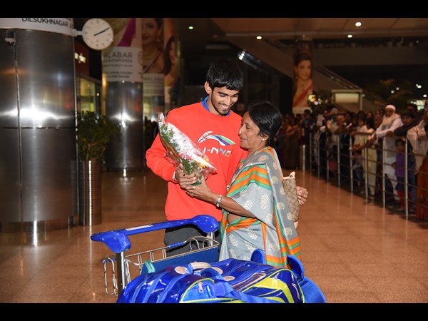 ఈ ఆనందం చెప్పేదేనా..