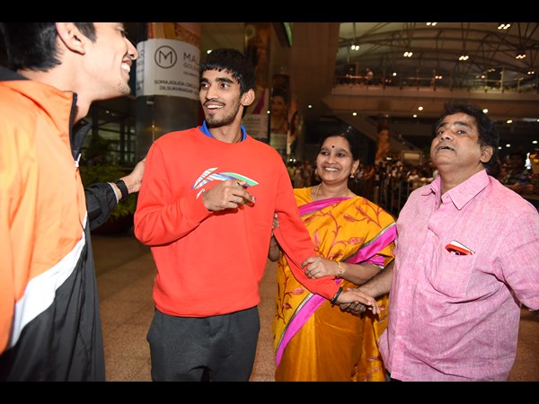 శ్రీకాంత్‌కు అభినందన..