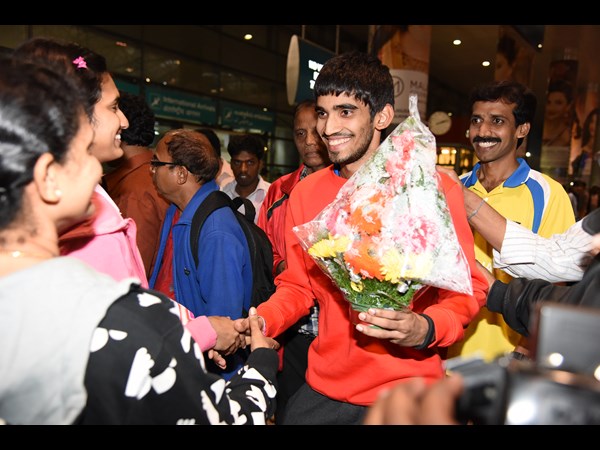 ఆనందాన్ని పంచుకుంటూ..