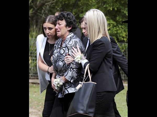 హ్యూస్‌కు అంతిమ సంస్కారాలకు కోహ్లీ, రవిసాస్త్రి, రోహిత్ శర్మ హాజరు