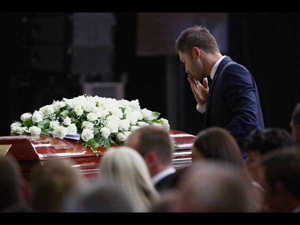  హ్యూస్‌కు అంతిమ సంస్కారాలకు కోహ్లీ, రవిసాస్త్రి, రోహిత్ శర్మ హాజరు