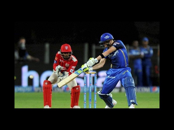 స్టీవెన్ స్మిత్ షాట్ కొడ్తూ...