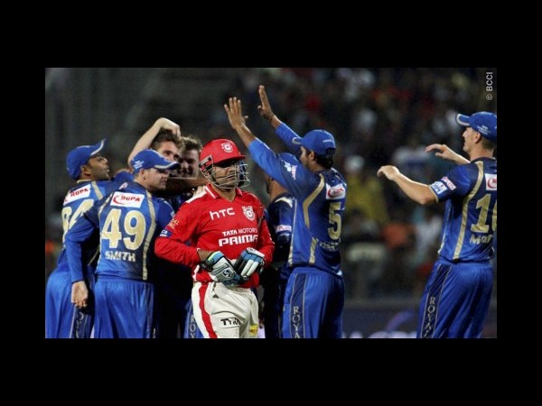 సెహ్వాగ్ వెనక్కి మళ్లుతూ..