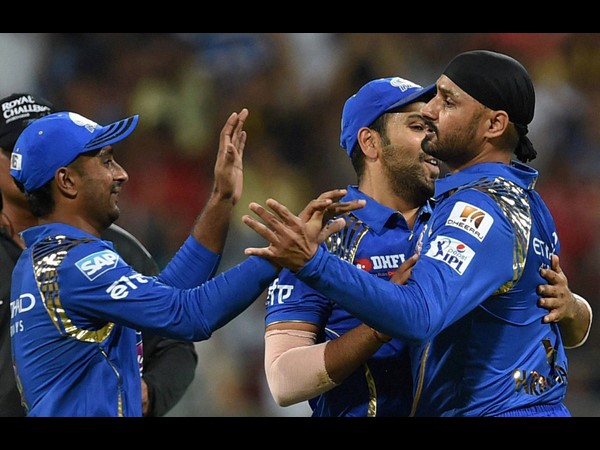 భజ్జీ వికెట్ తీసిన ఆనందంలో ముంబై ఇండియన్స్ భజ్జీ వికెట్ తీసిన ఆనందంలో ముంబై ఇండియన్స్