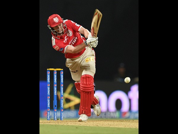 షాట్ ఆడుతున్న బెయిలీ షాట్ ఆడుతున్న బెయిలీ