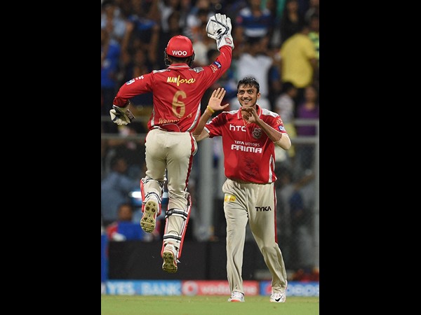 పొలార్డ్ వికెట్ తీసిన ఆనందంలో పంజాబ్ ఆటగాళ్లు. పొలార్డ్ వికెట్ తీసిన ఆనందంలో పంజాబ్ ఆటగాళ్లు.