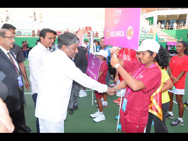 ఫెడ్ కప్: మంత్రుల షేక్ హ్యాండ్స్, సానియా కెప్టెన్‌ 