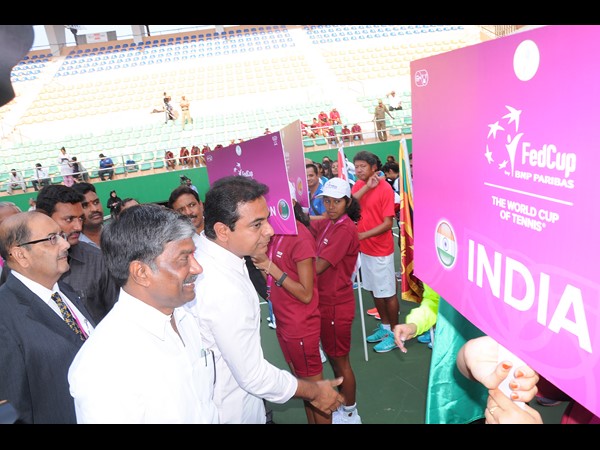  ఫెడ్ కప్: మంత్రుల షేక్ హ్యాండ్స్, సానియా కెప్టెన్‌ 