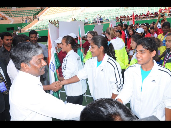  ఫెడ్ కప్: మంత్రుల షేక్ హ్యాండ్స్, సానియా కెప్టెన్‌ 