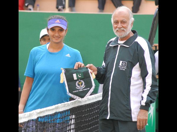 ఫ్యాన్స్‌కు సానియా ఆటోగ్రాఫ్స్, భారత్ విజయం 