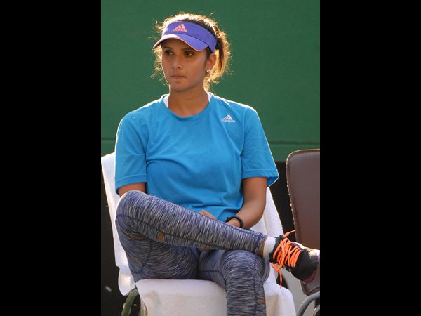 ఫ్యాన్స్‌కు సానియా ఆటోగ్రాఫ్స్, భారత్ విజయం 