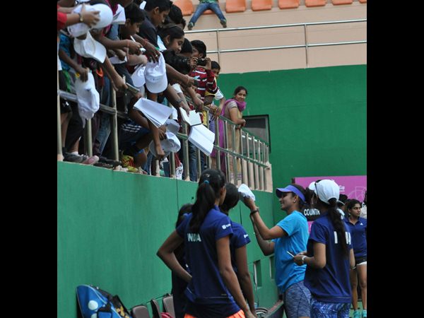 ఫ్యాన్స్‌కు సానియా ఆటోగ్రాఫ్స్, భారత్ విజయం