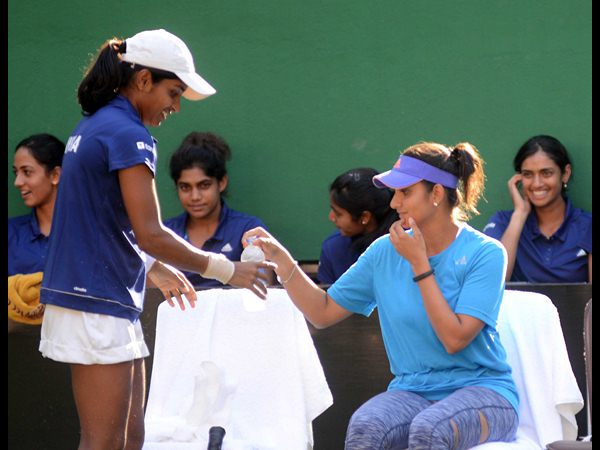 ఫ్యాన్స్‌కు సానియా ఆటోగ్రాఫ్స్, భారత్ విజయం 