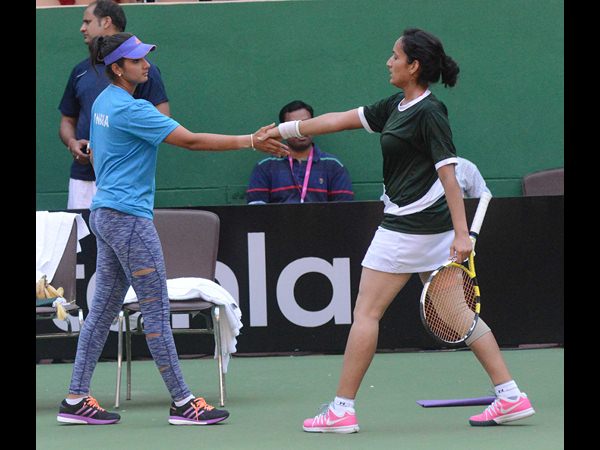 ఫ్యాన్స్‌కు సానియా ఆటోగ్రాఫ్స్, భారత్ విజయం 