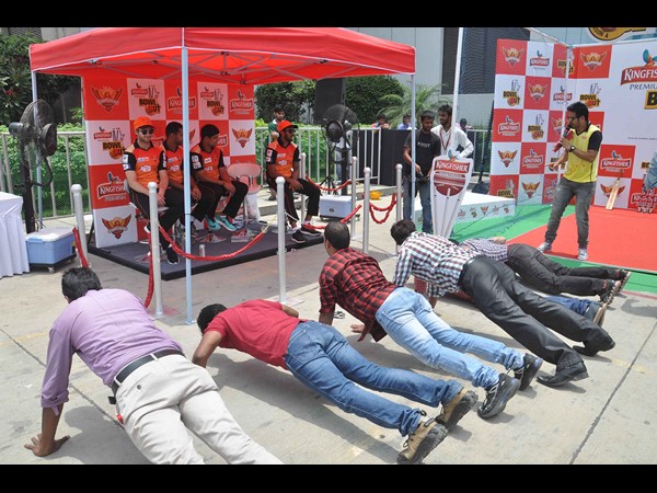 సన్‌రైజర్స్ ఆటగాళ్ల సందడి