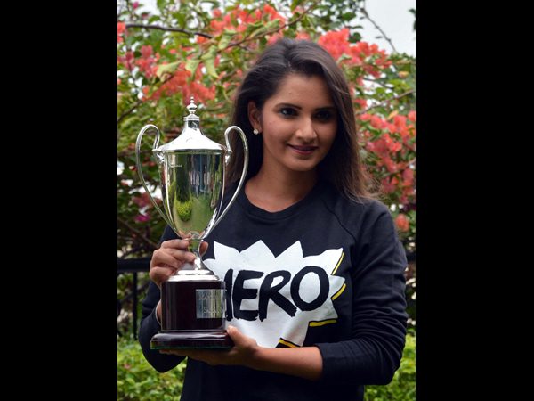 ట్రోఫీతో సానియా