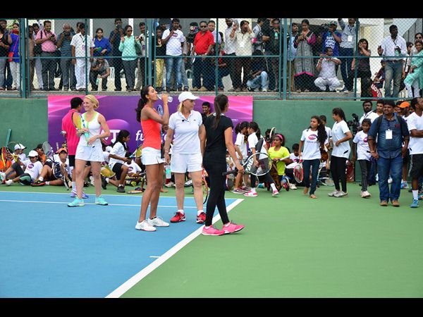 సానియా-నవ్రతిలోవా సందడి