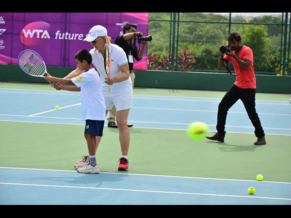 సానియా-నవ్రతిలోవా సందడి