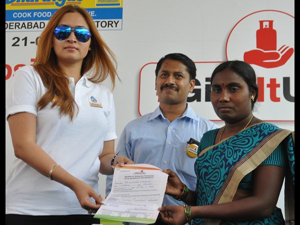 గ్యాస్ సబ్సిడీని వదులుకున్న జ్వాలా గుత్తా