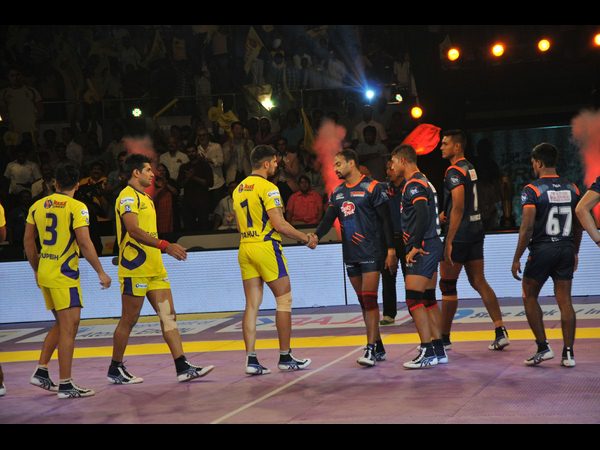 ఆటగాళ్ల కరచాలనం