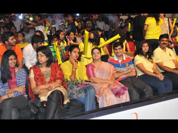 అభిమానుల సందడి