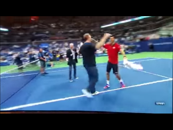 ఫ్యాన్‌తో కలిసి కోర్టులో జకోవిచ్ డ్యాన్స్ 