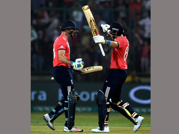 England win toss, bowl with dew in mind