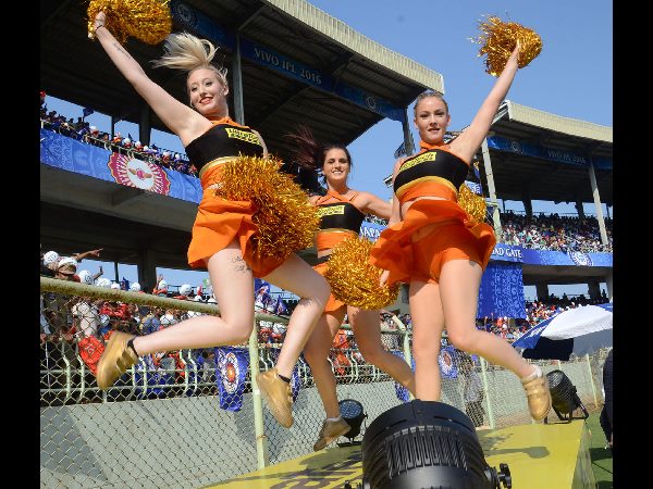 తొలి హిటి వికెట్‌గా యువీ: సచిన్ ఆశీర్వాదం