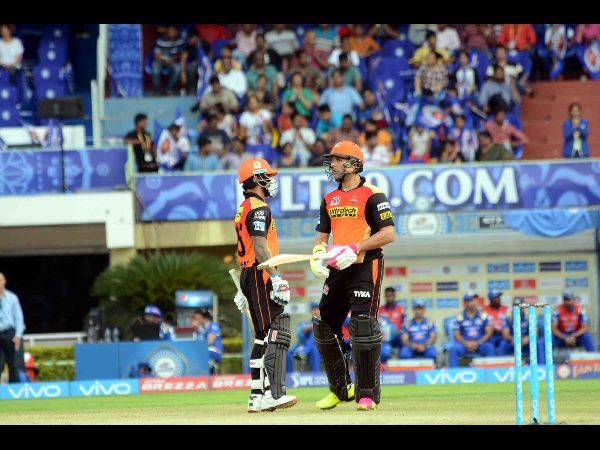  తొలి హిటి వికెట్‌గా యువీ: సచిన్ ఆశీర్వాదం