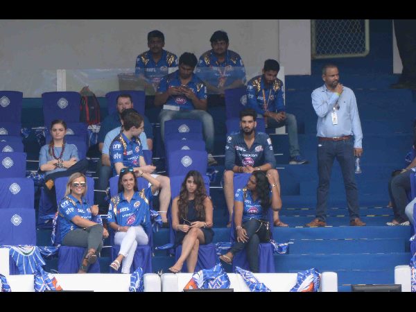  తొలి హిటి వికెట్‌గా యువీ: సచిన్ ఆశీర్వాదం