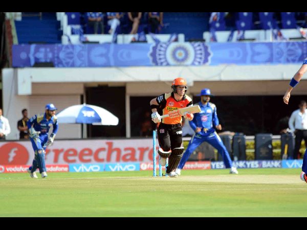 తొలి హిటి వికెట్‌గా యువీ: సచిన్ ఆశీర్వాదం