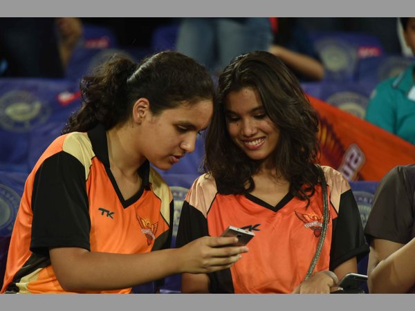 అభిమానుల సందడి