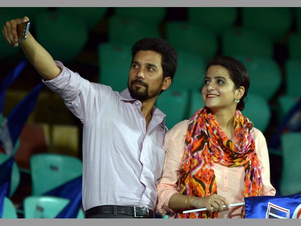 అభిమానులసెల్ఫీ సందడి