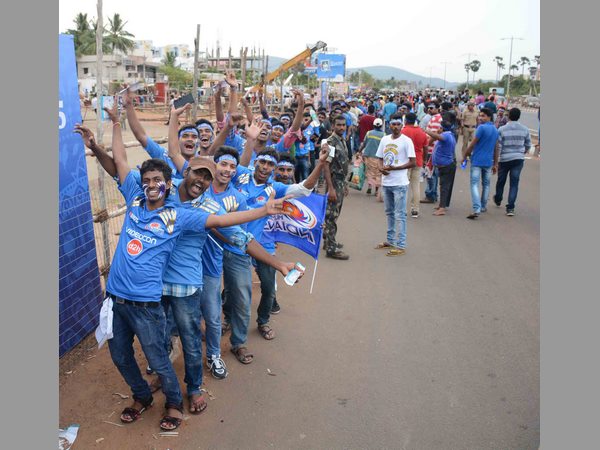అభిమానం బారులు