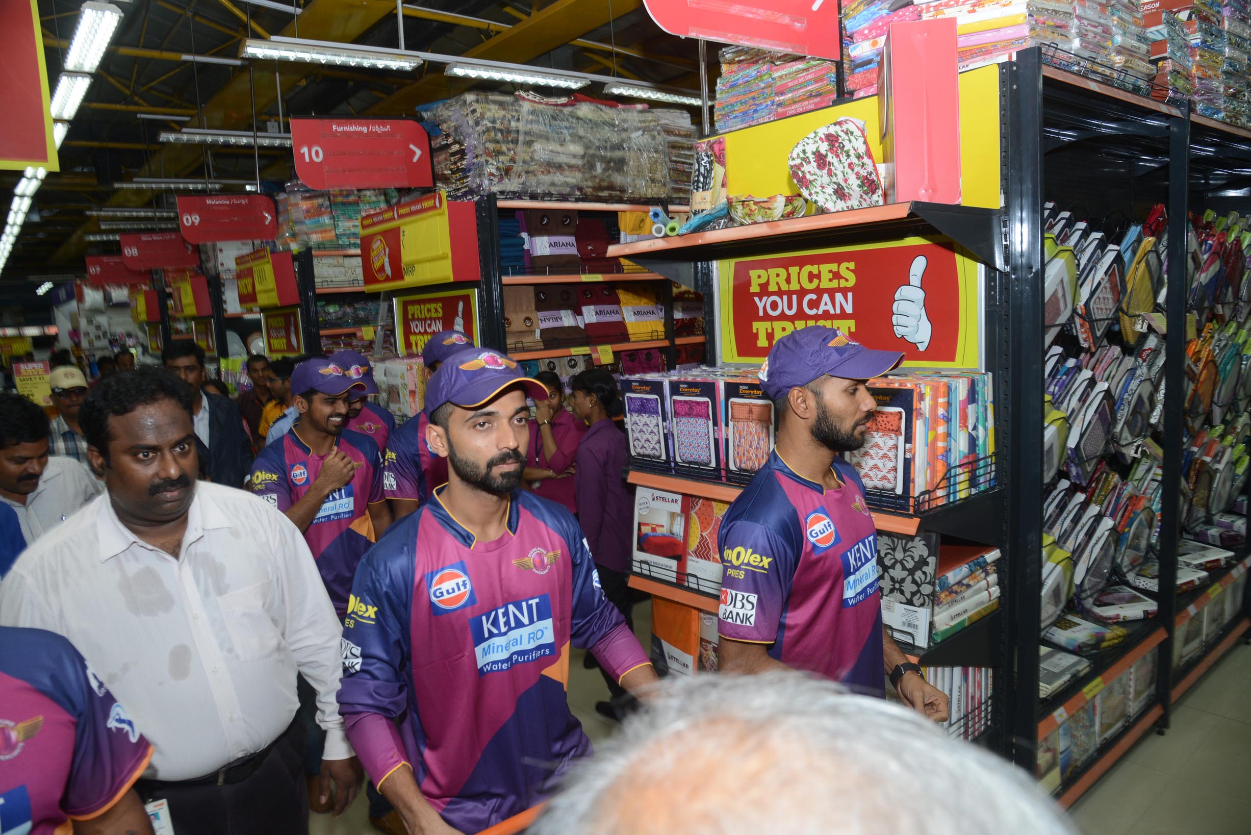  షాపింగ్ మాల్‌లో పూణె జట్టు: బంతితో ఫోటోలకు ఫోజులు