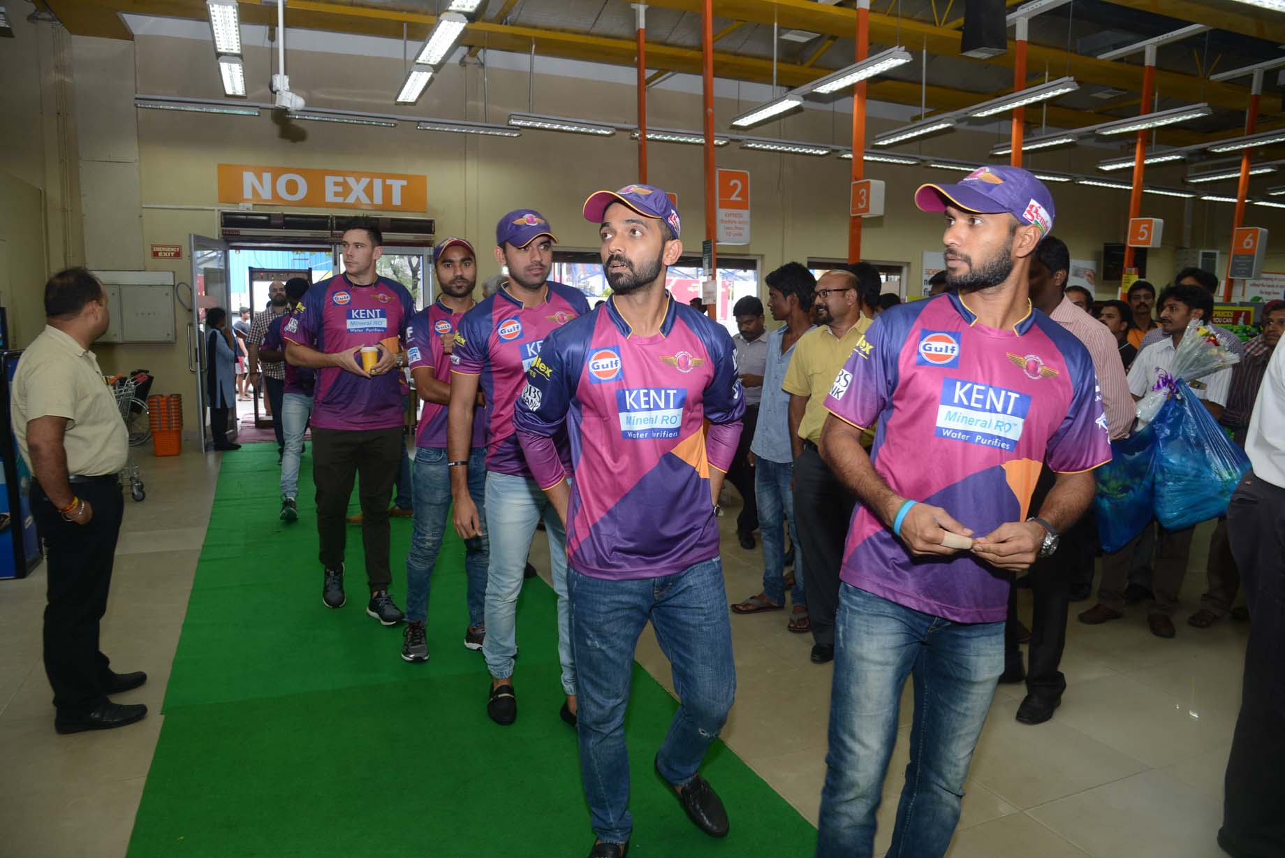  షాపింగ్ మాల్‌లో పూణె జట్టు: బంతితో ఫోటోలకు ఫోజులు