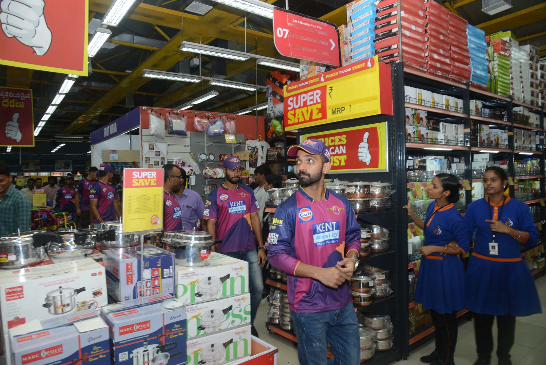  షాపింగ్ మాల్‌లో పూణె జట్టు: బంతితో ఫోటోలకు ఫోజులు