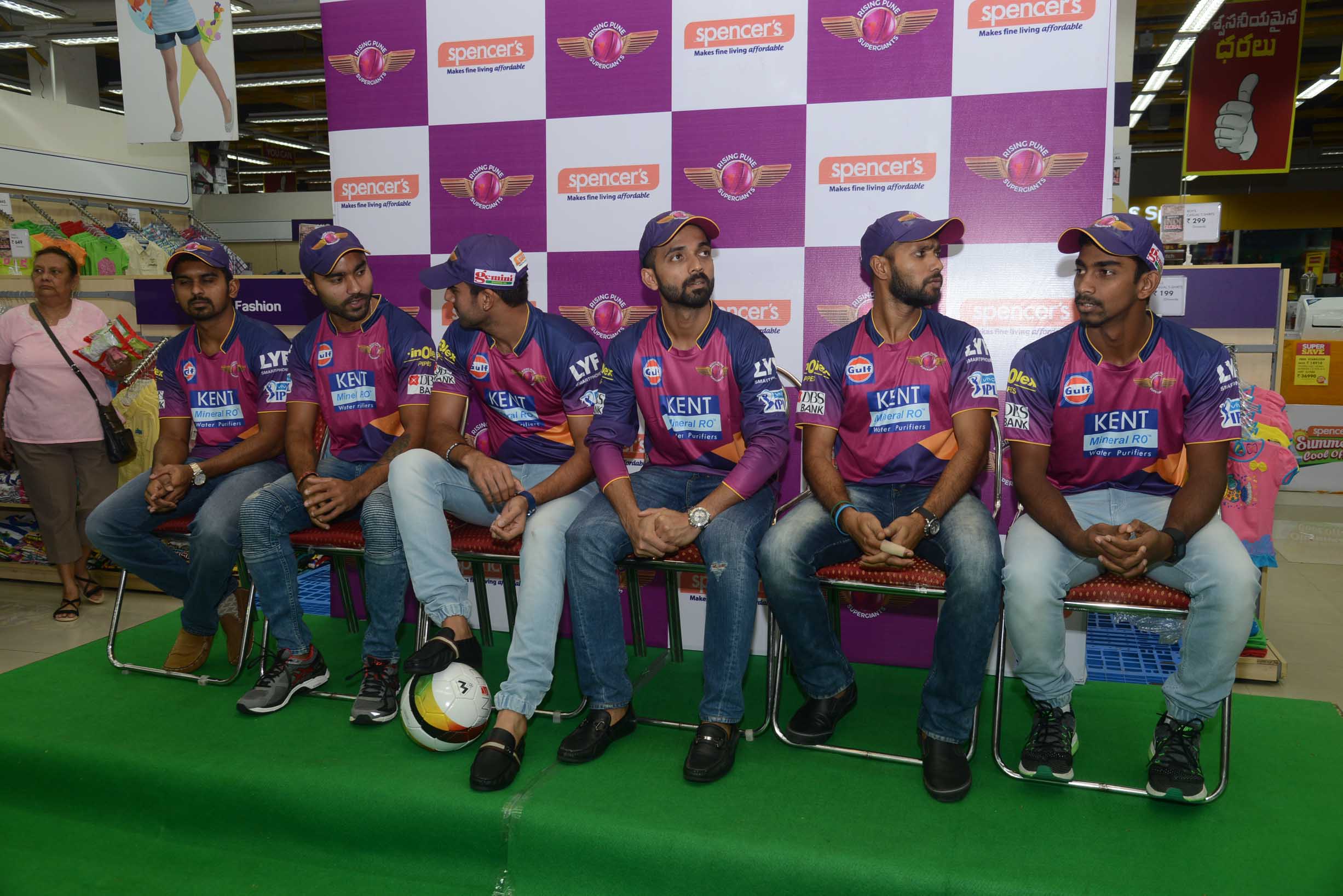  షాపింగ్ మాల్‌లో పూణె జట్టు: బంతితో ఫోటోలకు ఫోజులు