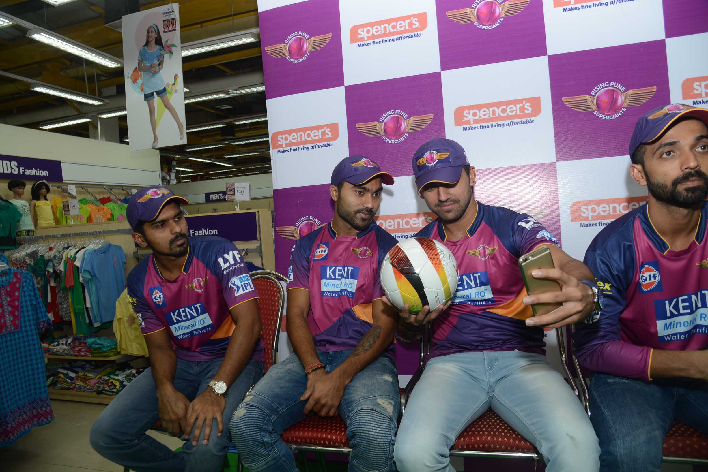  షాపింగ్ మాల్‌లో పూణె జట్టు: బంతితో ఫోటోలకు ఫోజులు