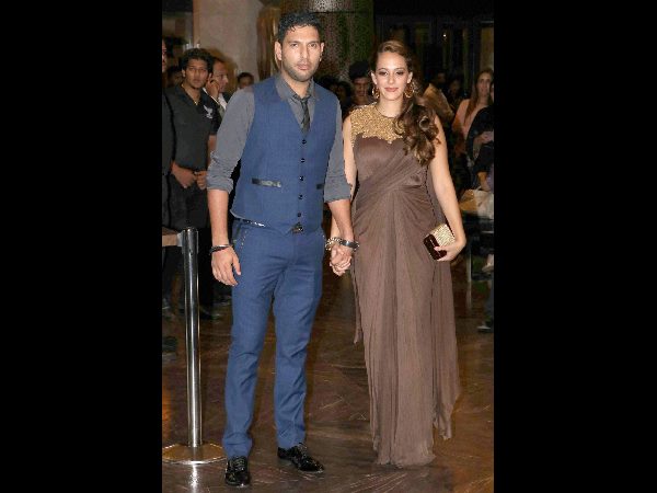 యువీ కోసం ఆమె: చప్పట్లు కొడుతూ సందడి