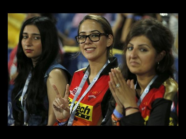  యువీ కోసం ఆమె: చప్పట్లు కొడుతూ సందడి