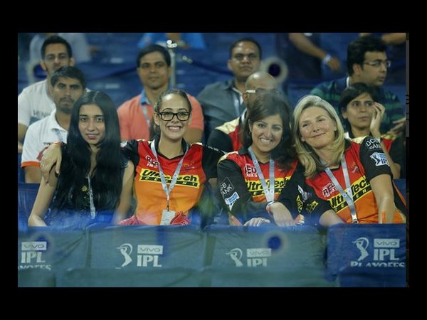 యువీ కోసం ఆమె: చప్పట్లు కొడుతూ సందడి