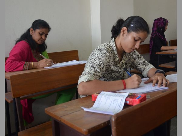 పరీక్ష రాస్తున్న నైనా