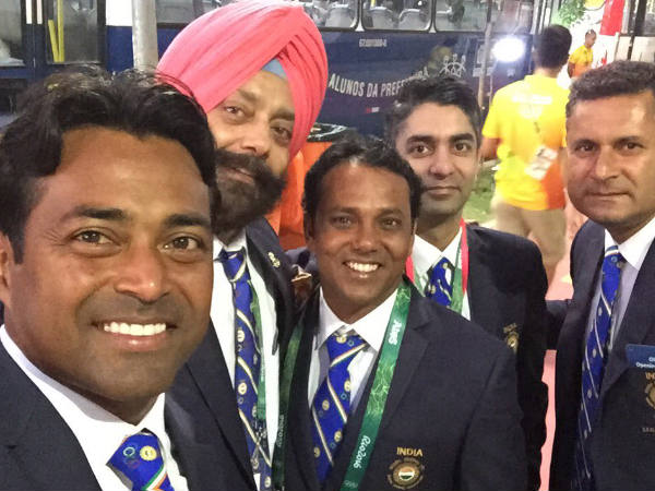 ఒలింపిక్స్ ప్రారంభ వేడుకల్లో భారత బృందం