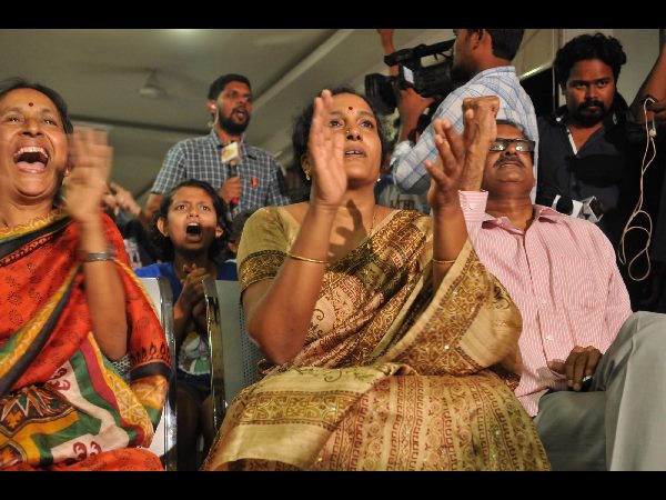 సింధు పేరెంట్స్ ఆనందం