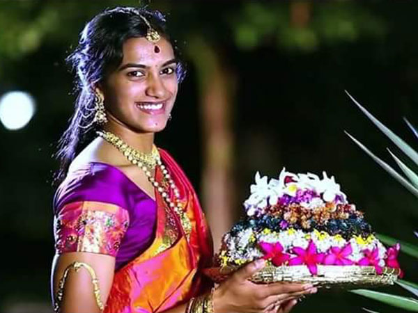 బతుకమ్మ పట్టుకున్న సింధు