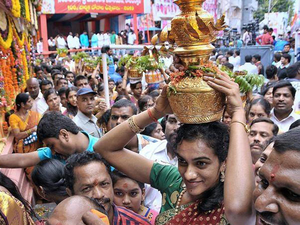 బోనం ఎత్తిన సింధు